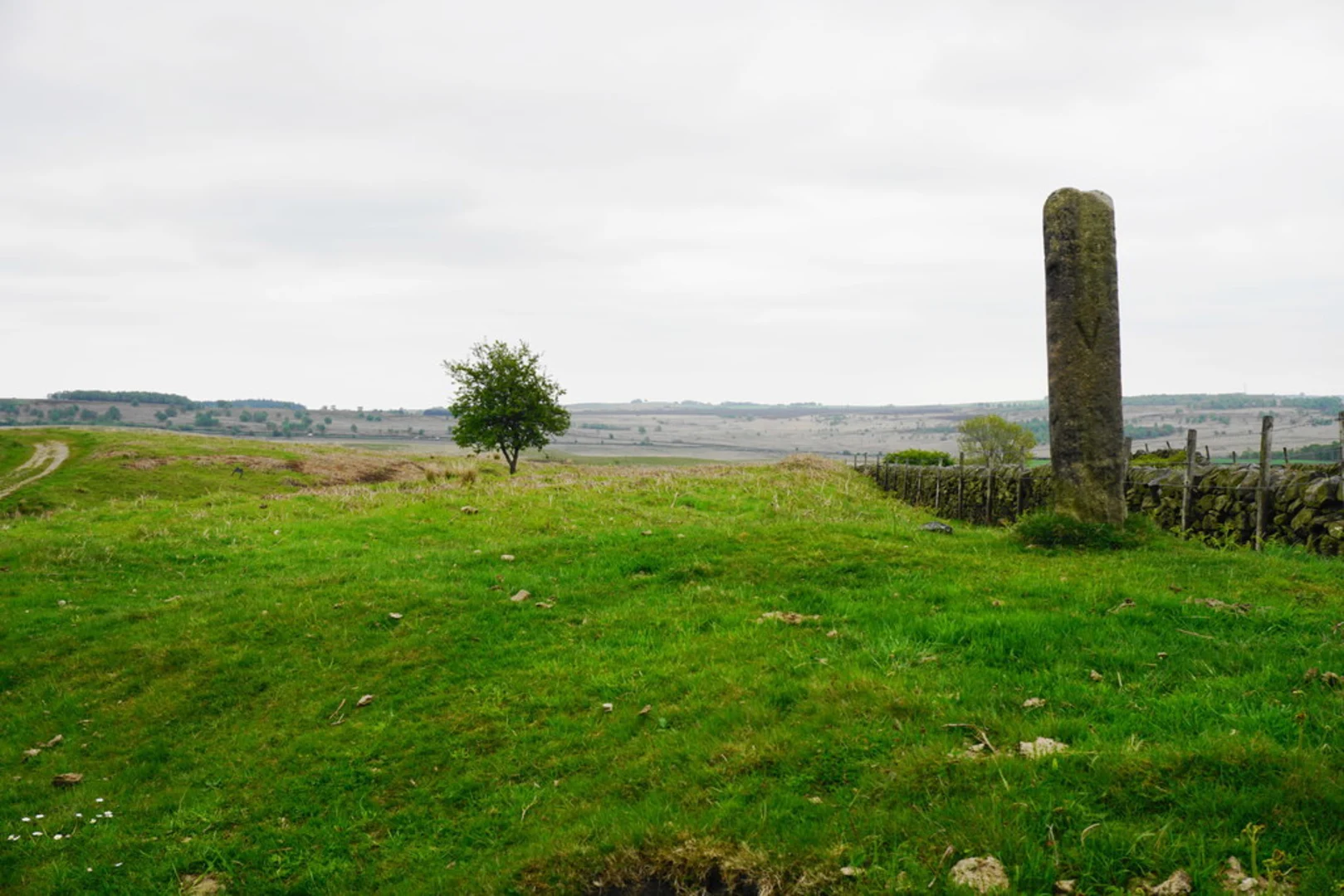 An image depicting the trail Curbar Gap and Baslow Edge Walk from Curbar and its surrounding area.