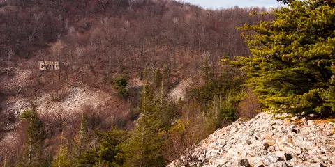 An image depicting the trail The Standing Stone Trail and its surrounding area.
