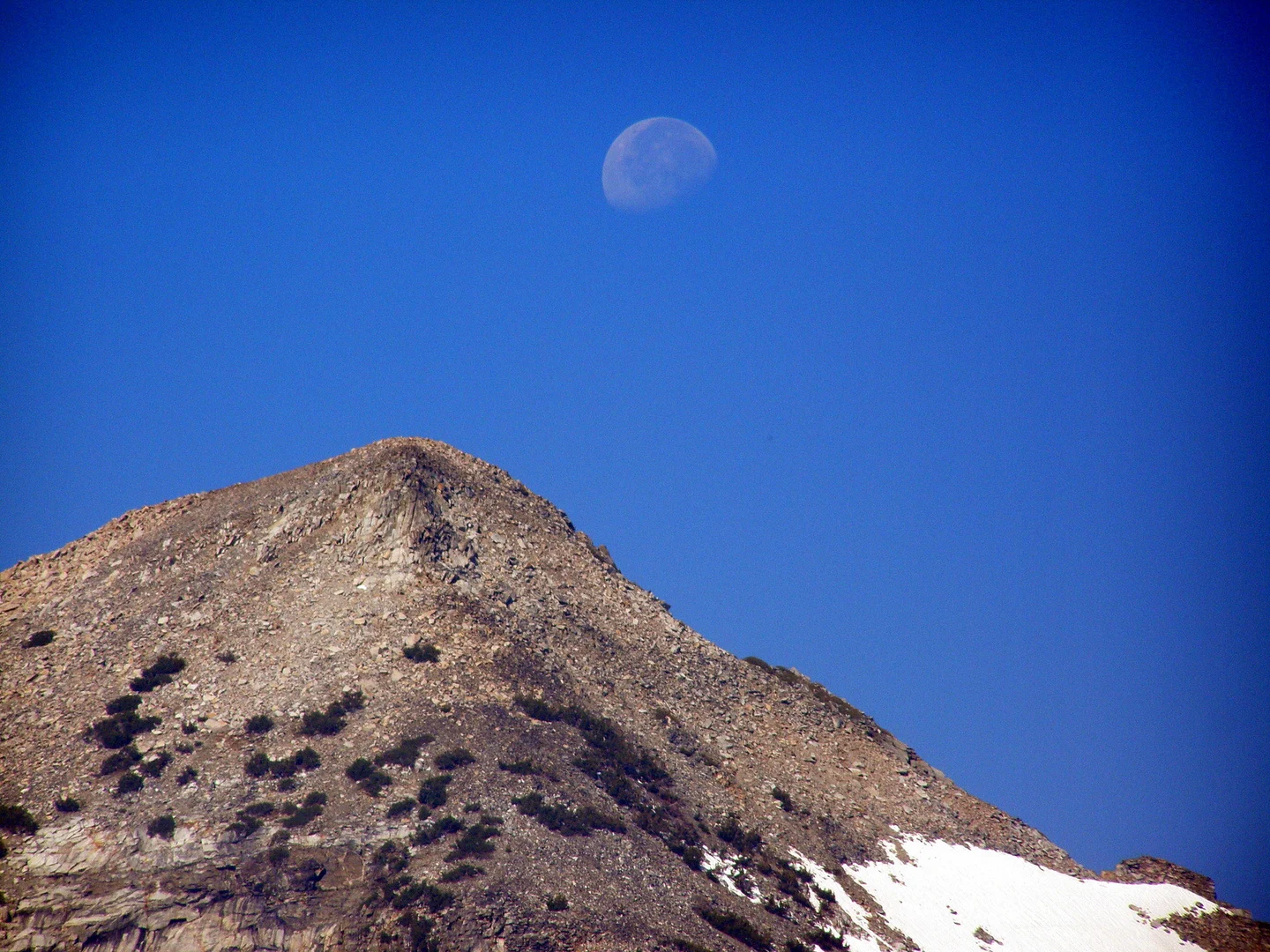 An image depicting the trail Pyramid Peak via PCT and its surrounding area.