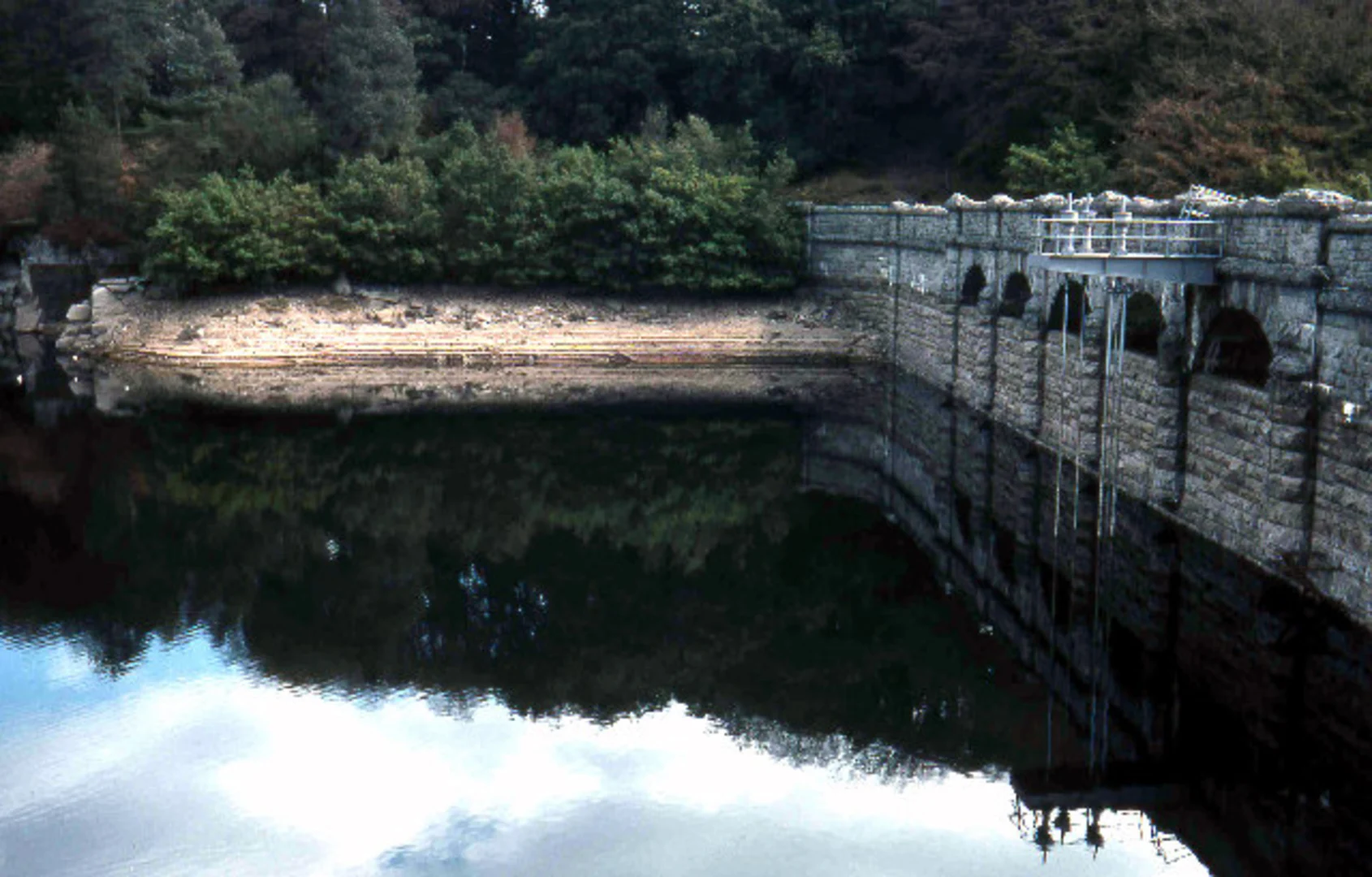 An image depicting the trail Sheeps Tor via Burrator Reservoir and its surrounding area.