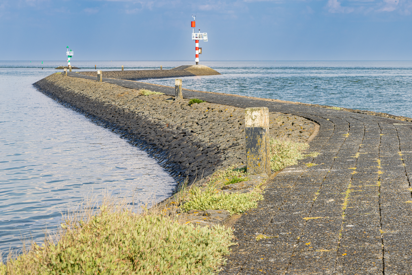 An image depicting the trail Bos van West, Strand West aan Zee and Duinmeertje van Hee Loop and its surrounding area.