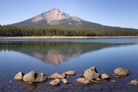An image depicting the trail Squaw Lake and Fourmile Lake via Twin Ponds Trail and its surrounding area.