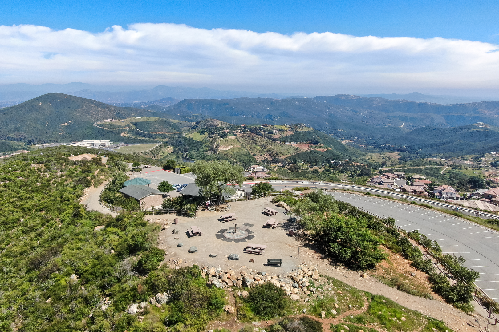 An image depicting the trail Double Peak via Discovery Community Park and its surrounding area.