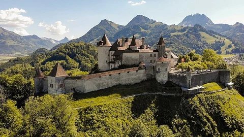 An image depicting the trail Gruyères Castle Trail from Neirivue and its surrounding area.