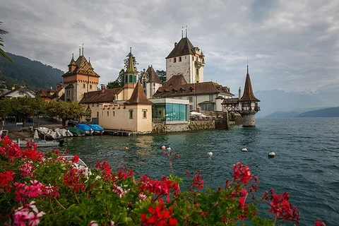 An image depicting the trail The Bridge Trail - Sigriswil to Oberhofen and its surrounding area.