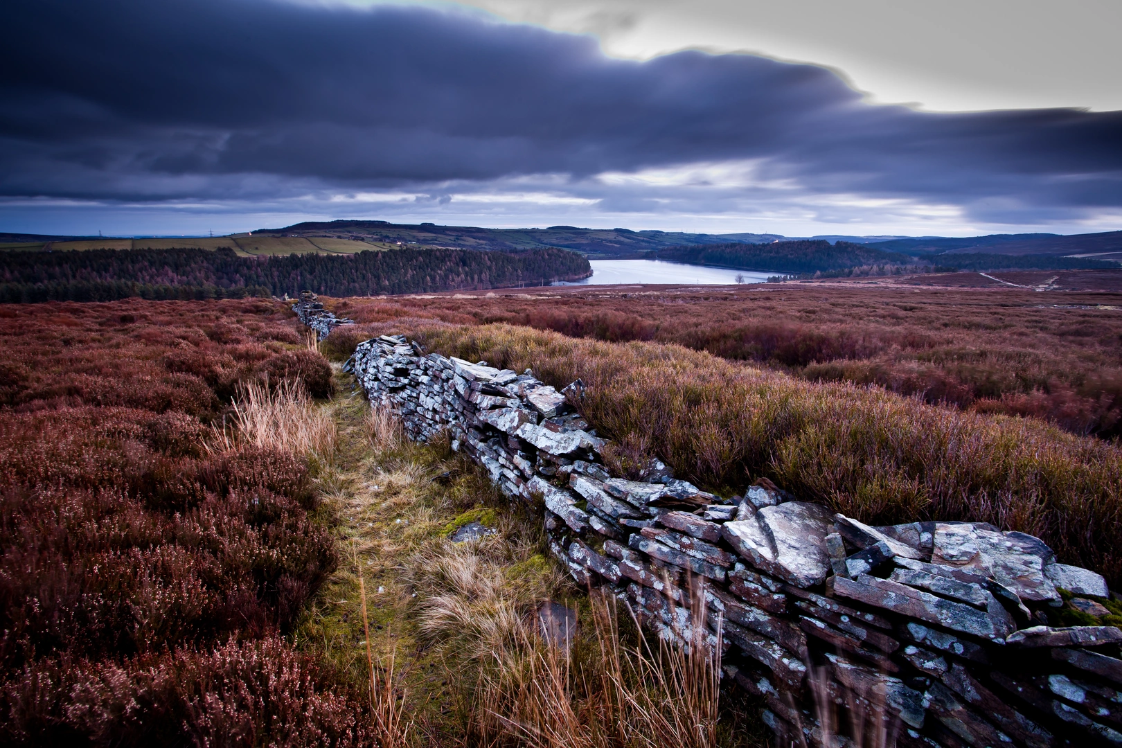 An image depicting the trail Kinder Loop from Ladybower Reservoir and its surrounding area.