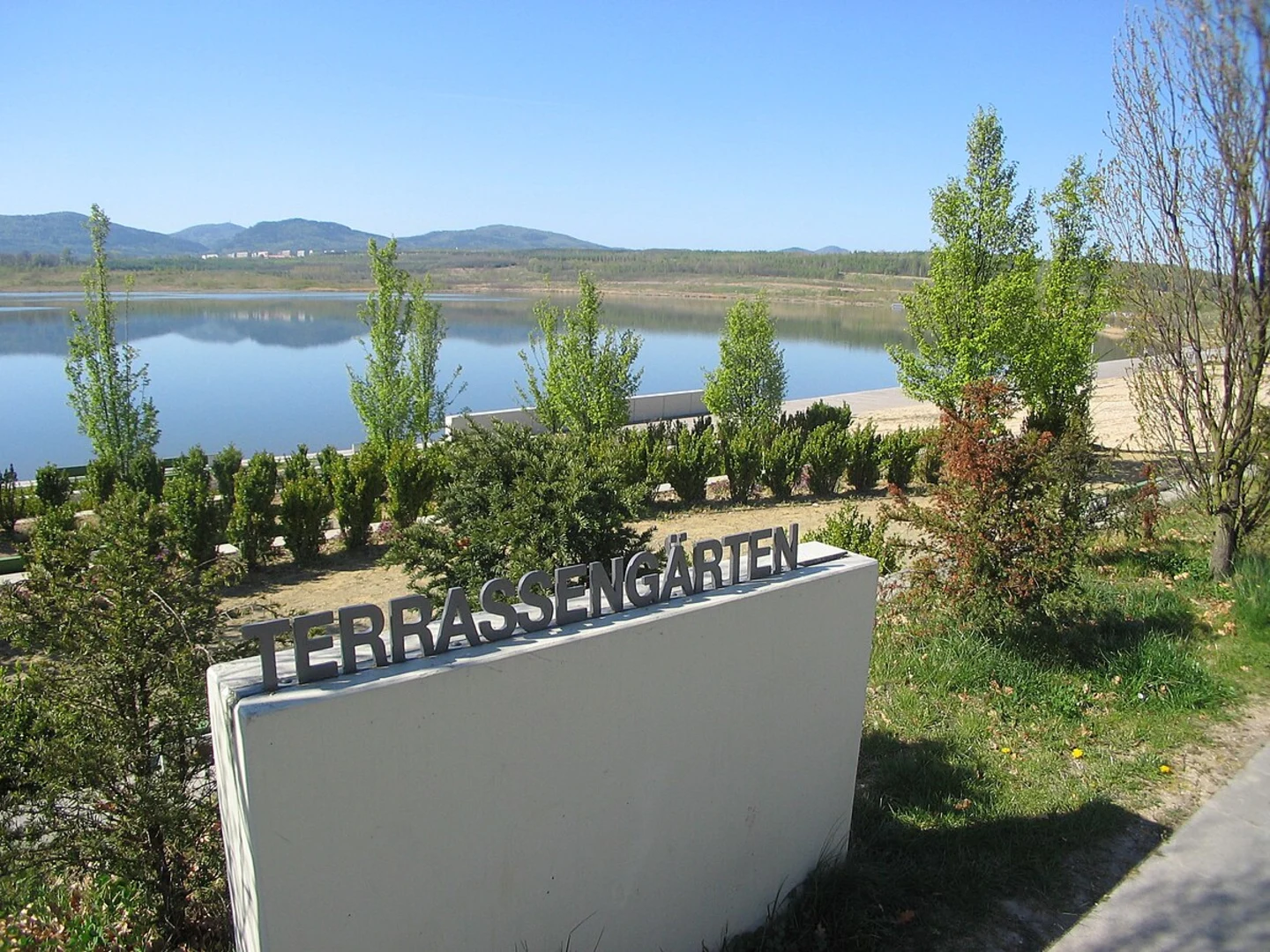 An image depicting the trail Helmut Sattler Aussicht and Olbersdorfer See via Olbersdorfer See Nord - Hartau and its surrounding area.