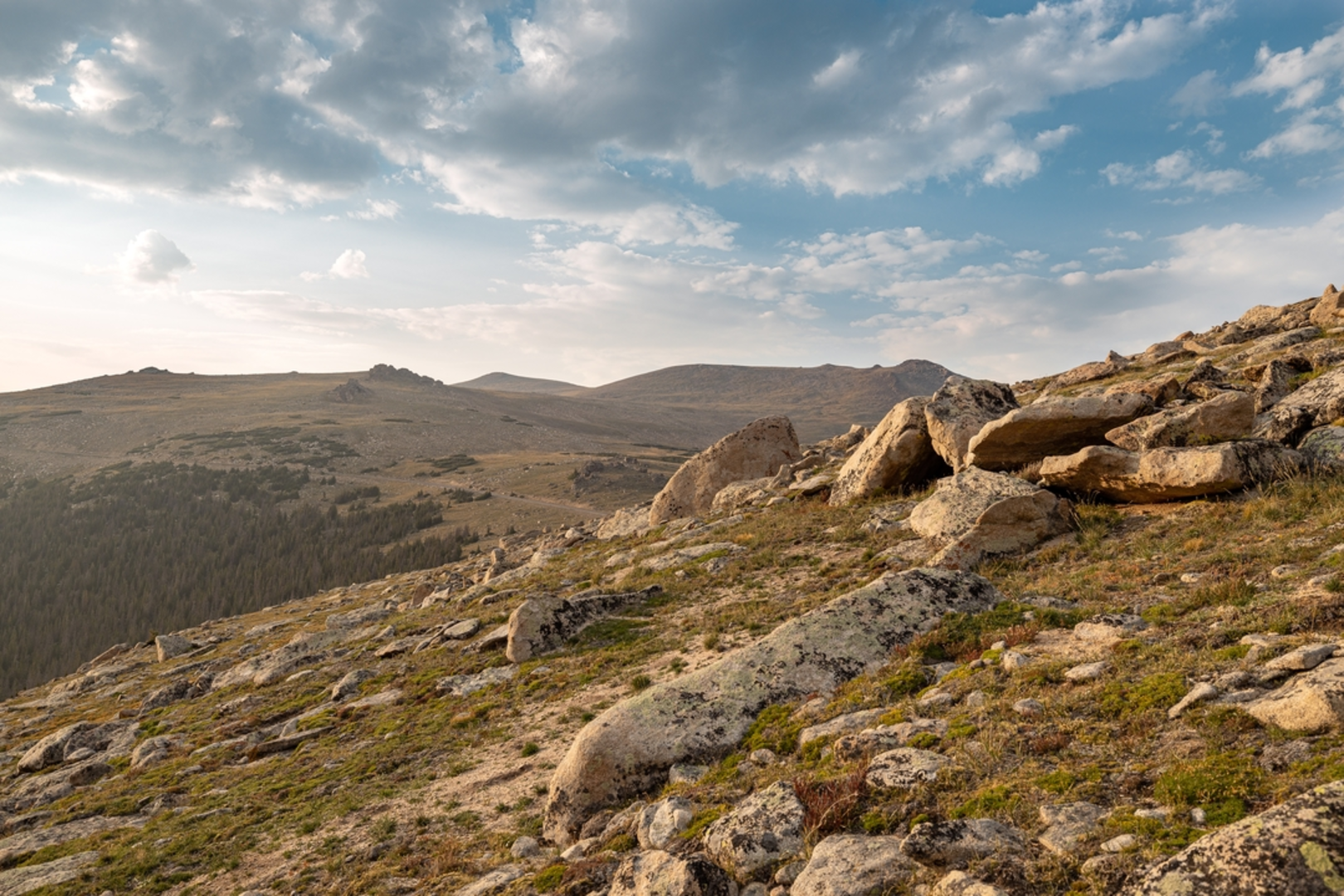 An image depicting the trail Ute Trail via Twin Lakes and its surrounding area.