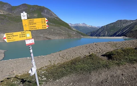 An image depicting the trail Alpe Pesciüm to Ulrichen and its surrounding area.