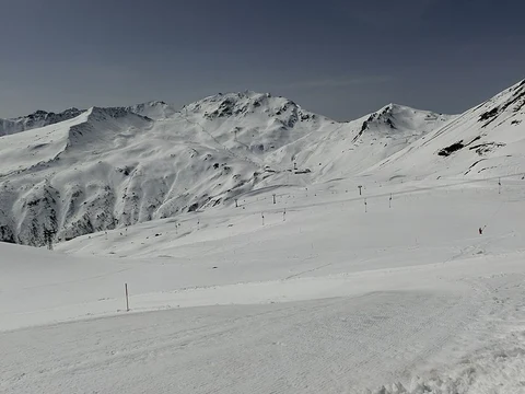 An image depicting the trail Davos Panoramaweg - Gotschnagrat to Schatzalp Trail and its surrounding area.