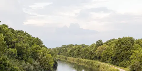 An image depicting the trail Hennepin Canal Parkway Trail and its surrounding area.
