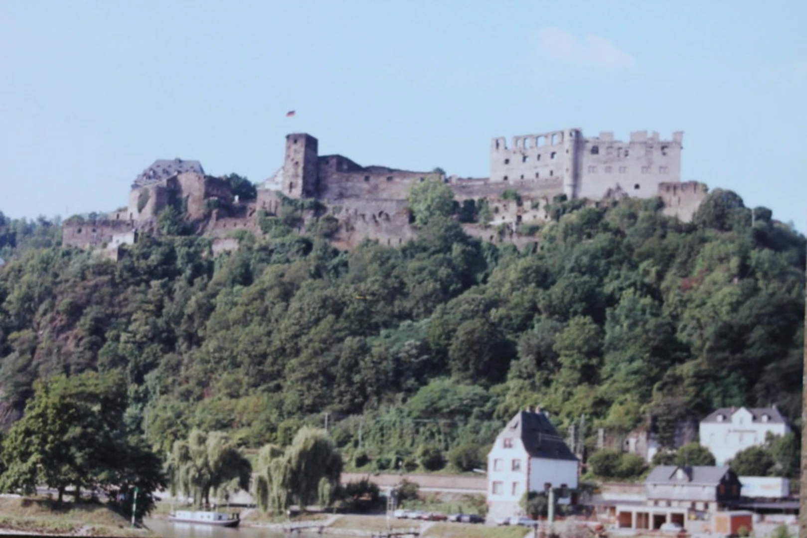 An image depicting the trail Rheinfels Castle to Oberwesel Walk via Kurzer Pfad and Lochbachwasserfall and its surrounding area.