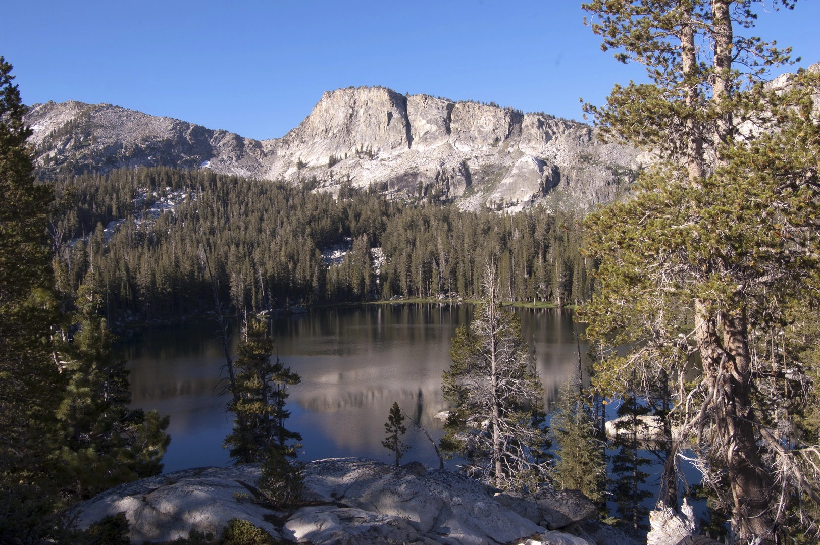 An image depicting the trail Ten Lakes Trail and its surrounding area.