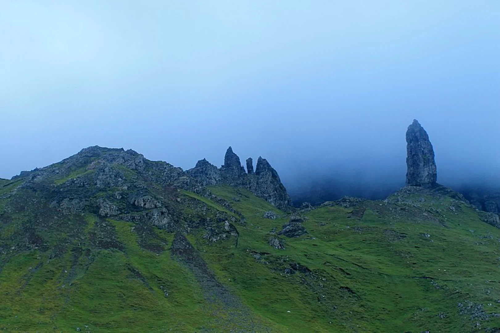 An image depicting the trail The Old Man of Storr via Storr Viewpoint and its surrounding area.