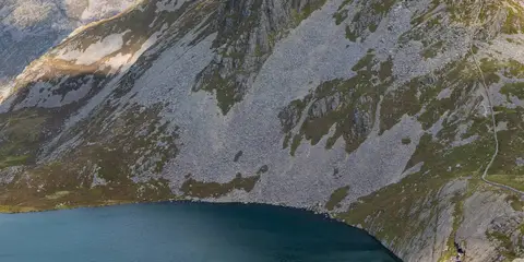 An image depicting the trail Rhinog Fach and Y Llethr from Craigddu Isaf and its surrounding area.