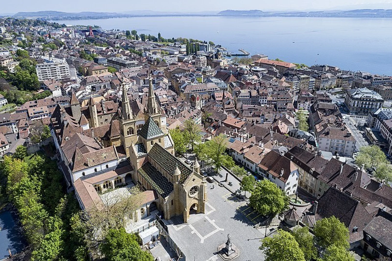 An image depicting the trail Sentier du Lac de Neuchâtel and its surrounding area.