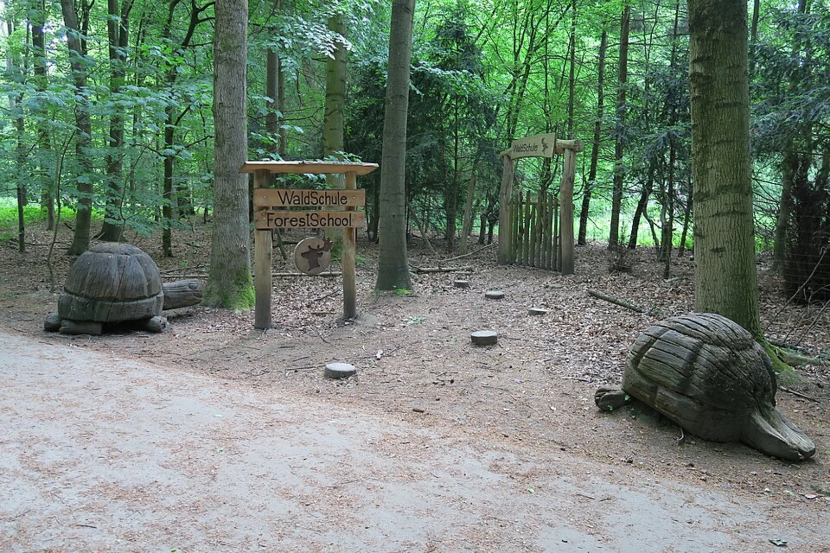 An image depicting the trail Prinzenquelle Loop via Walderlebnispfad Hessenschanze and its surrounding area.