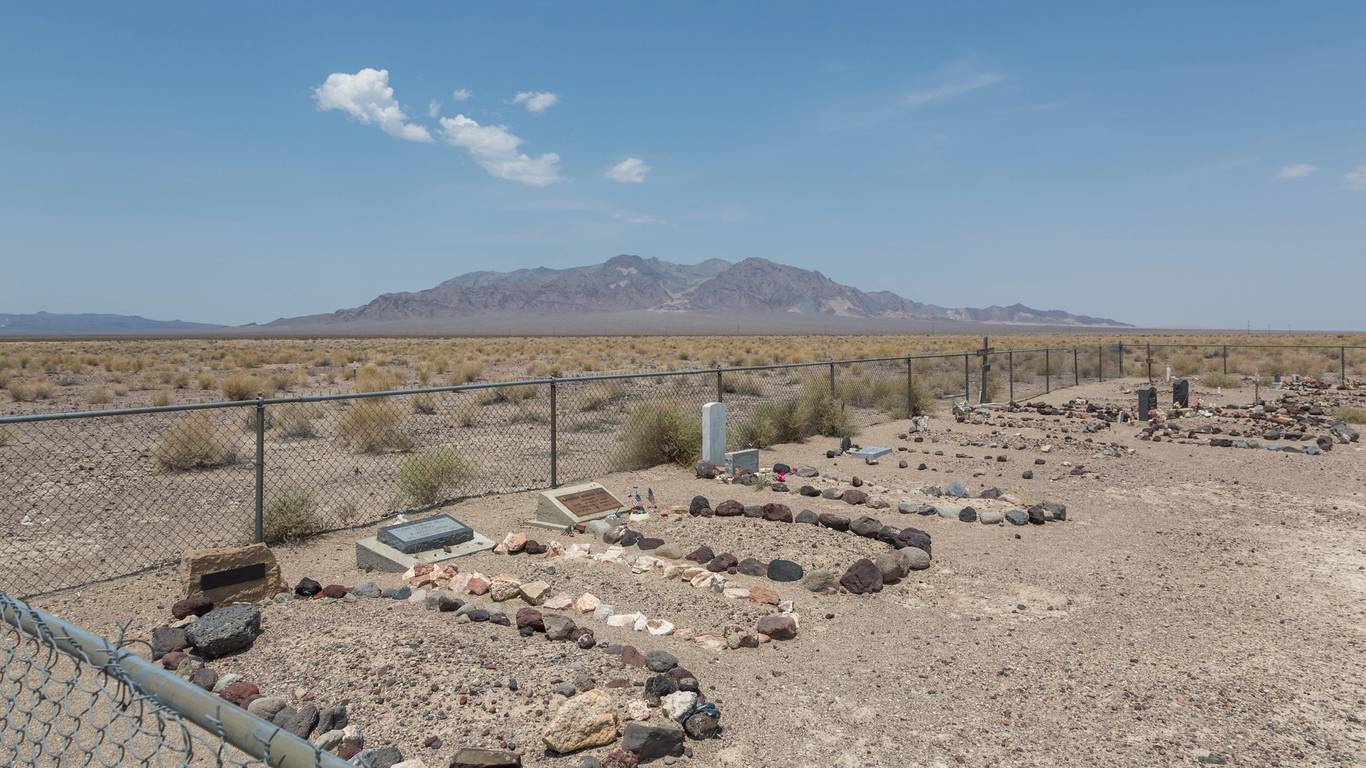 An image depicting the trail Shoshone Cemetery and Shoshone Historic Loop and its surrounding area.