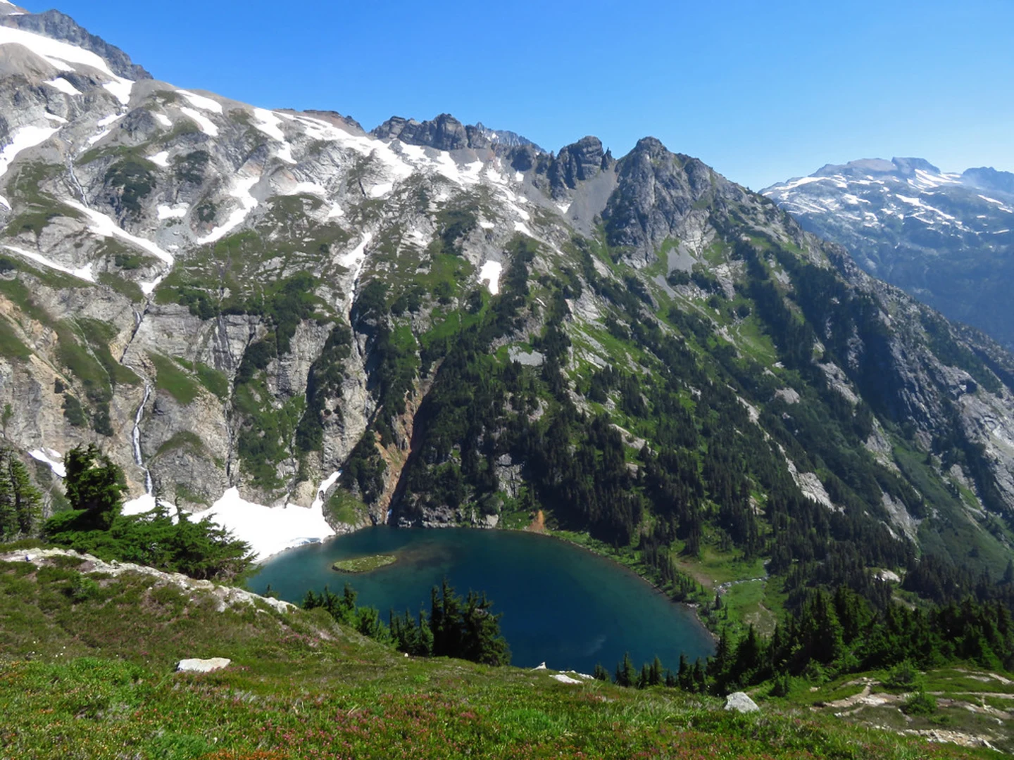 An image depicting the trail Larch Pass - Hidden Lakes Loop and its surrounding area.