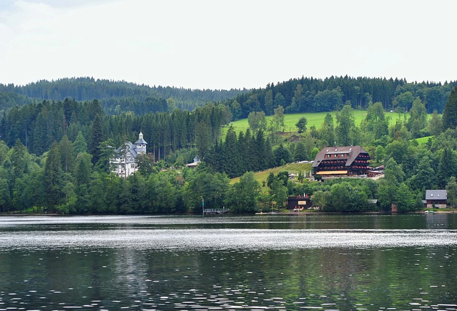An image depicting the trail Titisee Loop via Hinterzarten and its surrounding area.