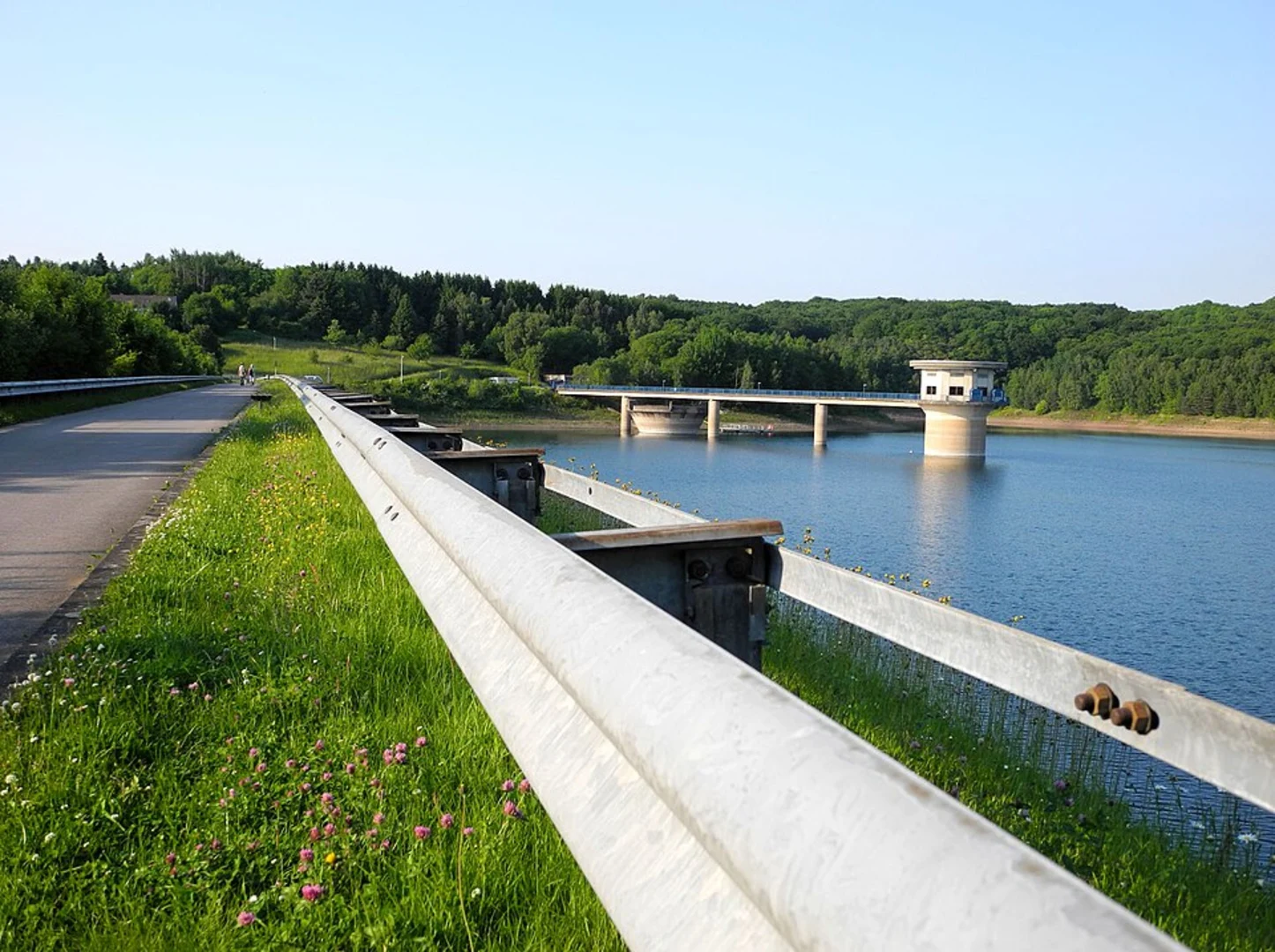 An image depicting the trail Große Dhünntalsperre Loop via Talsperrenweg and its surrounding area.