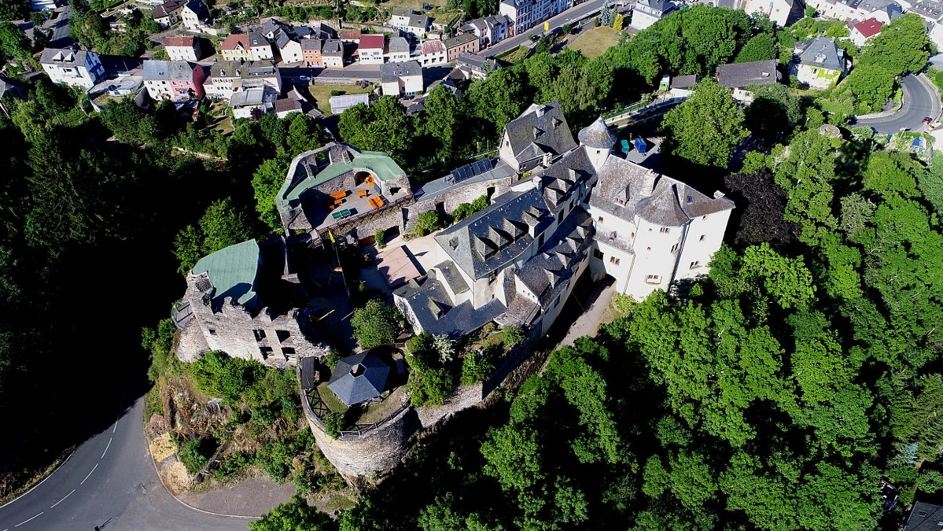 An image depicting the trail Jugendburg Neuerburg, Ruine Beilsturm and Neuerburg Daudistel Loop and its surrounding area.