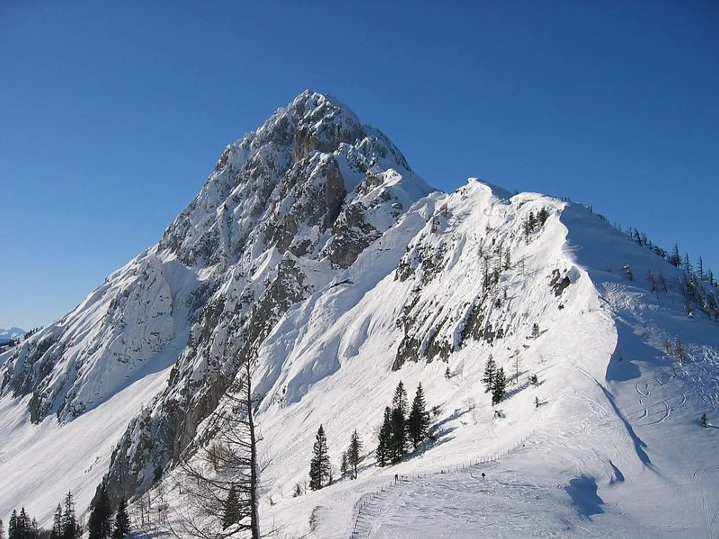 An image depicting the trail Lahnerkogel, Kitzstein and Bosruck mountain from Pyhrnpass and its surrounding area.