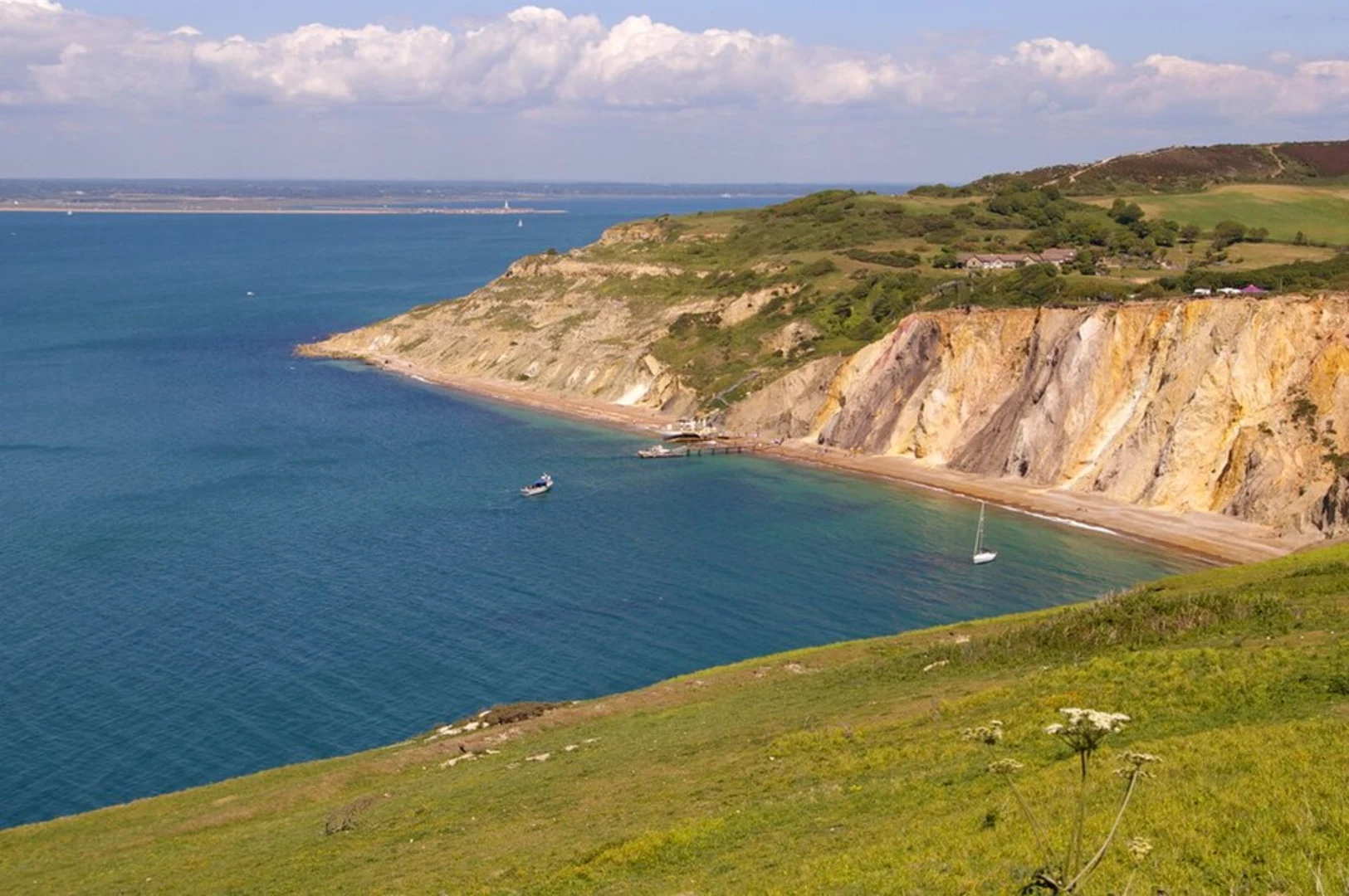 An image depicting the trail Brightstone Forest and Alum Bay via Worsley Trail and its surrounding area.