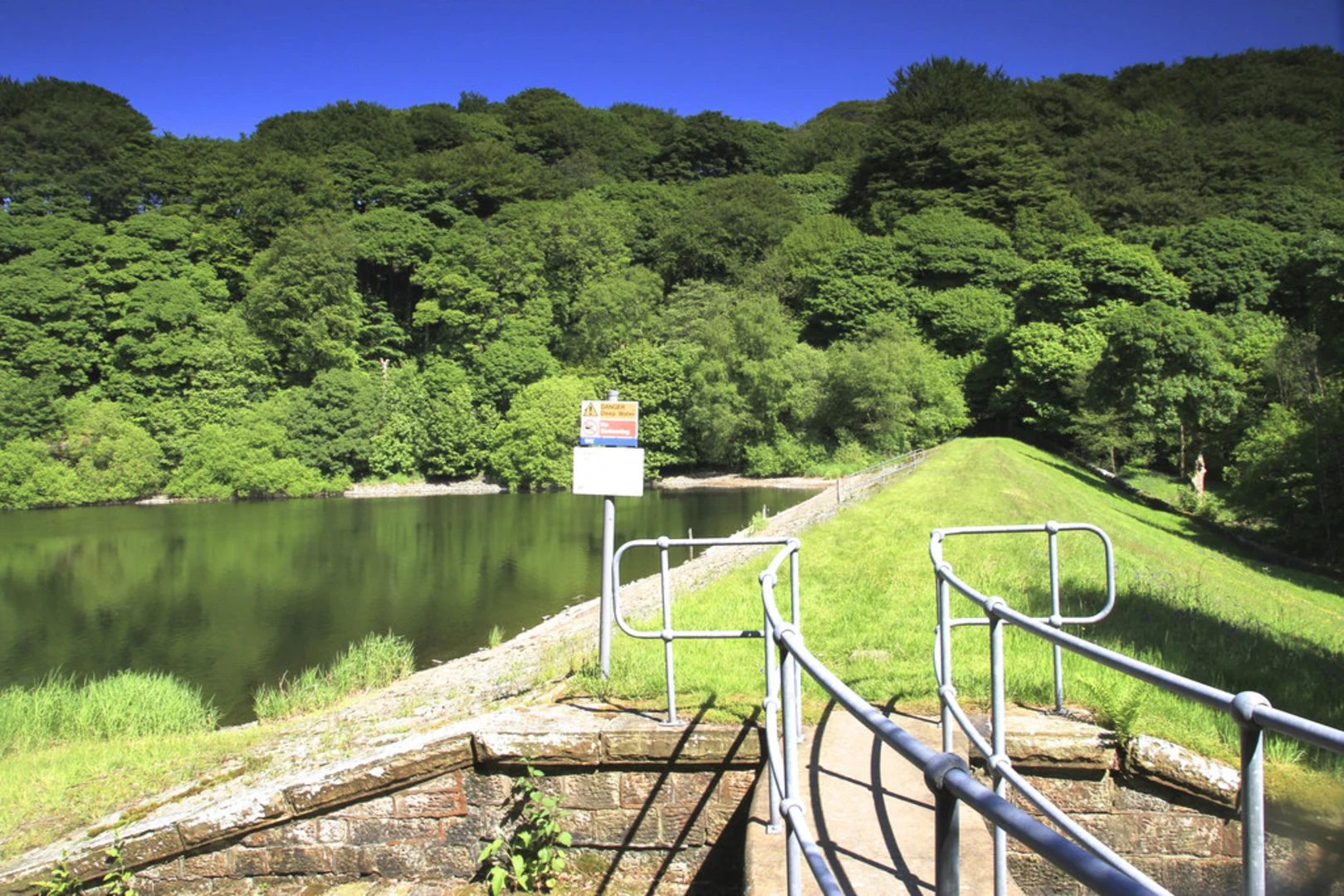 An image depicting the trail Loop beside Anglezarke Reservoir and its surrounding area.