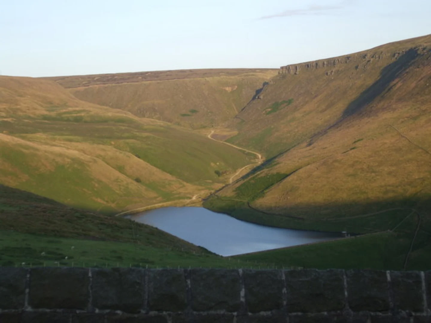 An image depicting the trail Yeoman Hey Reservoir and Greenfield Reservoir Loop and its surrounding area.