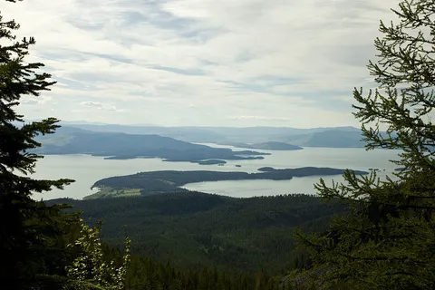 An image depicting the trail Flathead Lake Trail and its surrounding area.