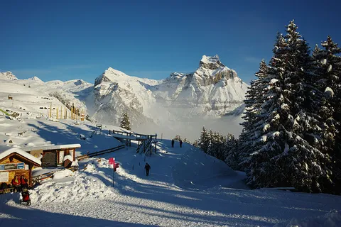 An image depicting the trail Barefoot Trail Brunni and its surrounding area.
