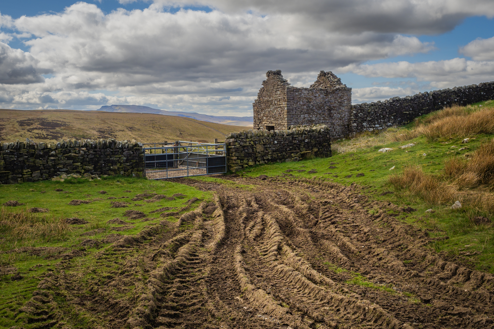 An image depicting the trail Nine Standards Rigg near Nateby and its surrounding area.