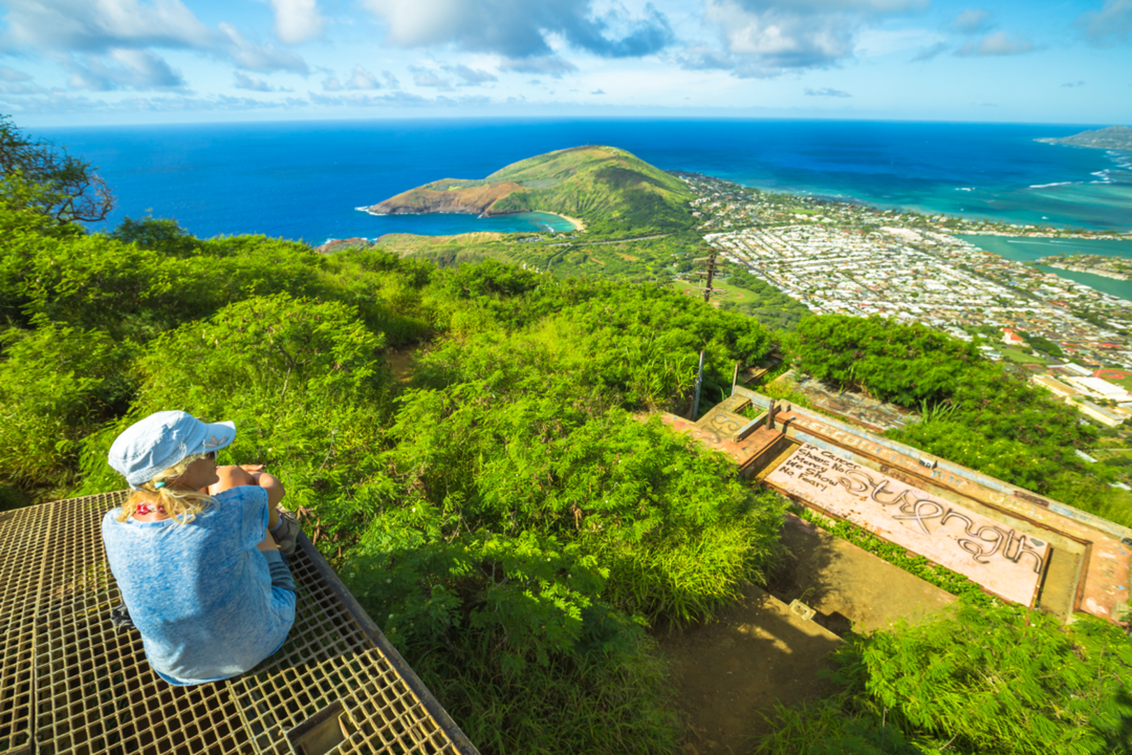 An image depicting the trail Koko Crater Lookout Loop and its surrounding area.