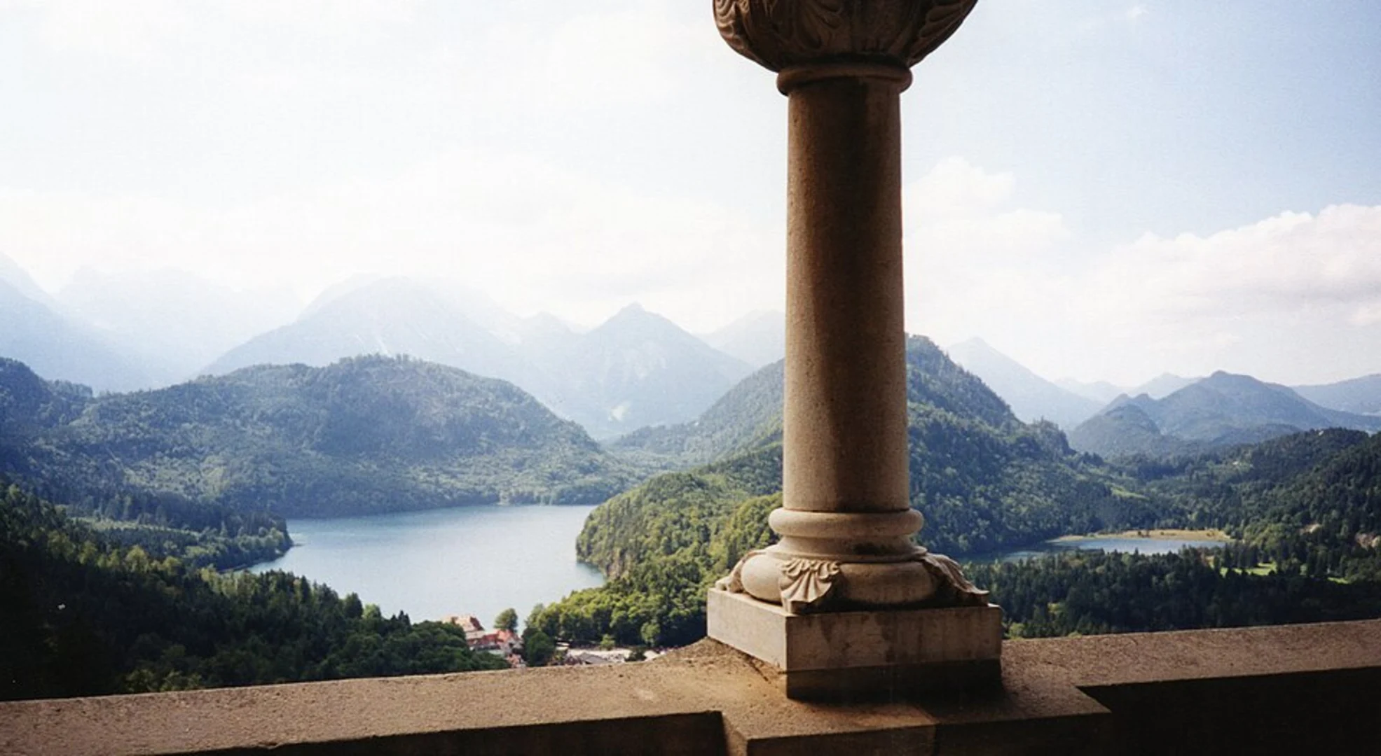 An image depicting the trail Neuschwanstein Viewpoint Walk and its surrounding area.