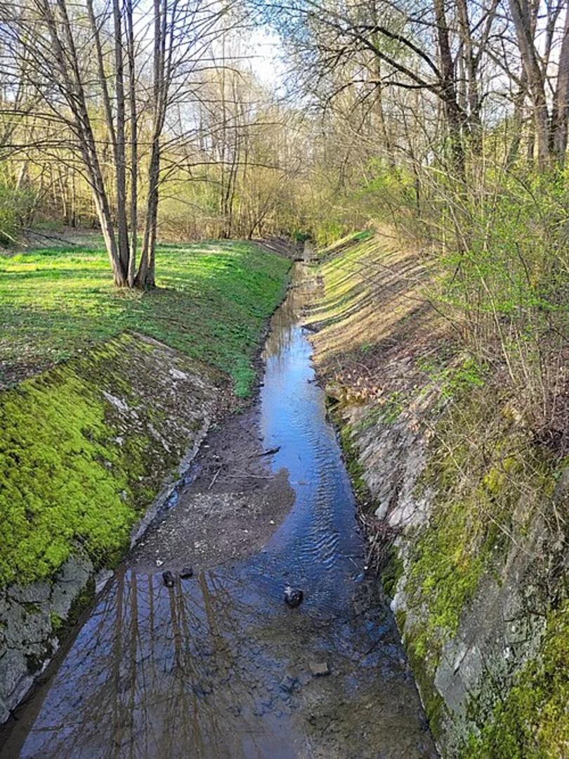 An image depicting the trail Katzenbach-Stausee via Klingenweg and its surrounding area.