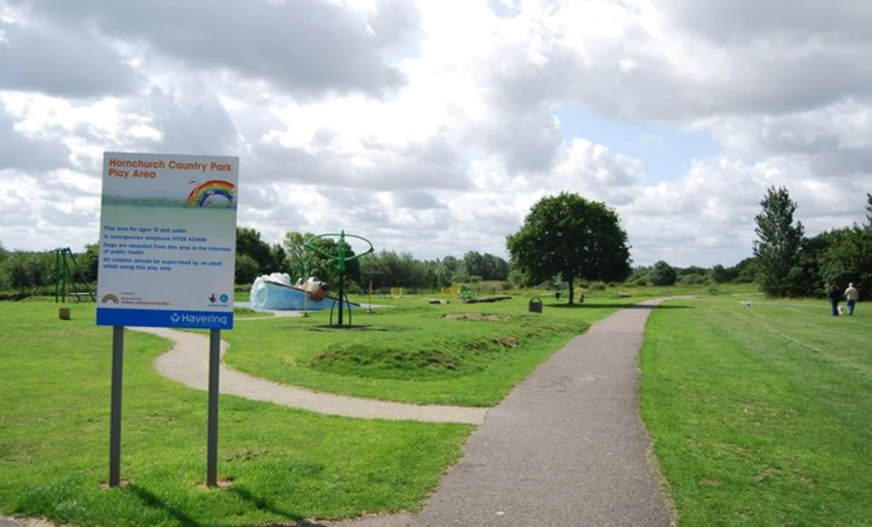 An image depicting the trail Hornchurch Country Park via Ingrebourne Way and its surrounding area.