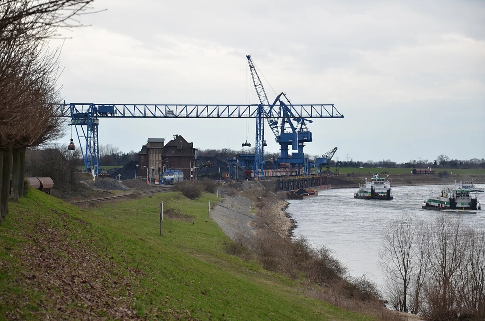 An image depicting the trail NSG Blaue Kuhle and Naturschutzgebiet Rheinaue Binsheim Loop and its surrounding area.