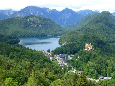 An image depicting the trail Queen Mary's Bridge and Neuschwanstein Castle Loop via Neuschwansteinstraße and its surrounding area.
