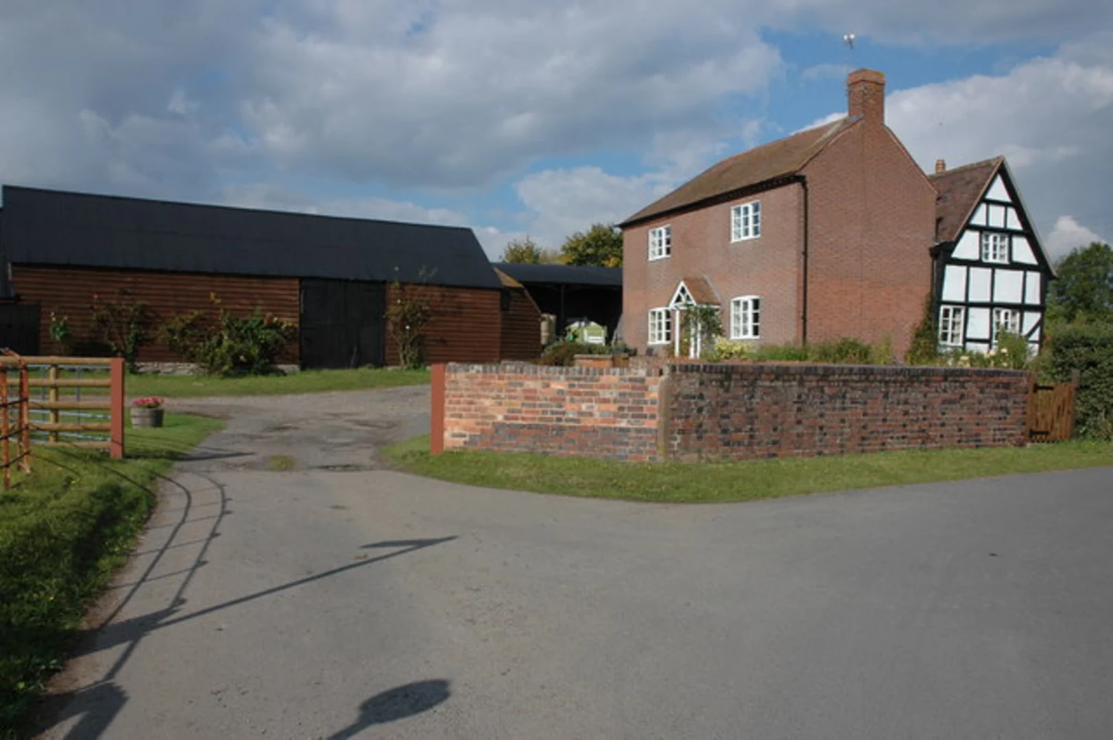 An image depicting the trail White Ladies - Aston Circular and its surrounding area.