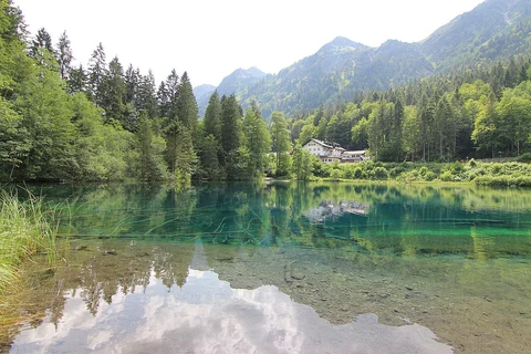 An image depicting the trail Trettach, Christlessee and Moorbad Loop via Kurpark and its surrounding area.