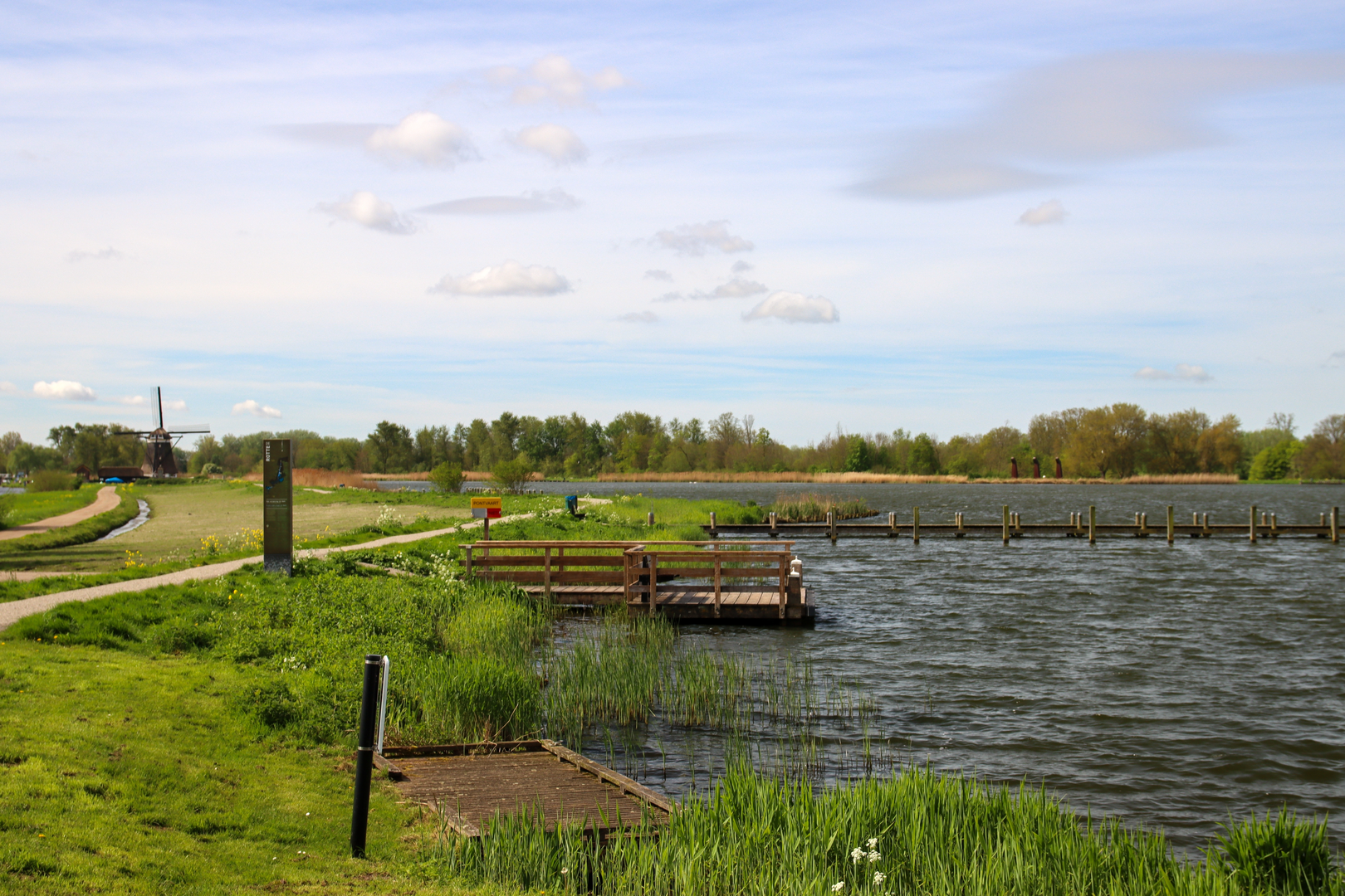 An image depicting the trail Brouwhuissche and De Rakt Loop and its surrounding area.