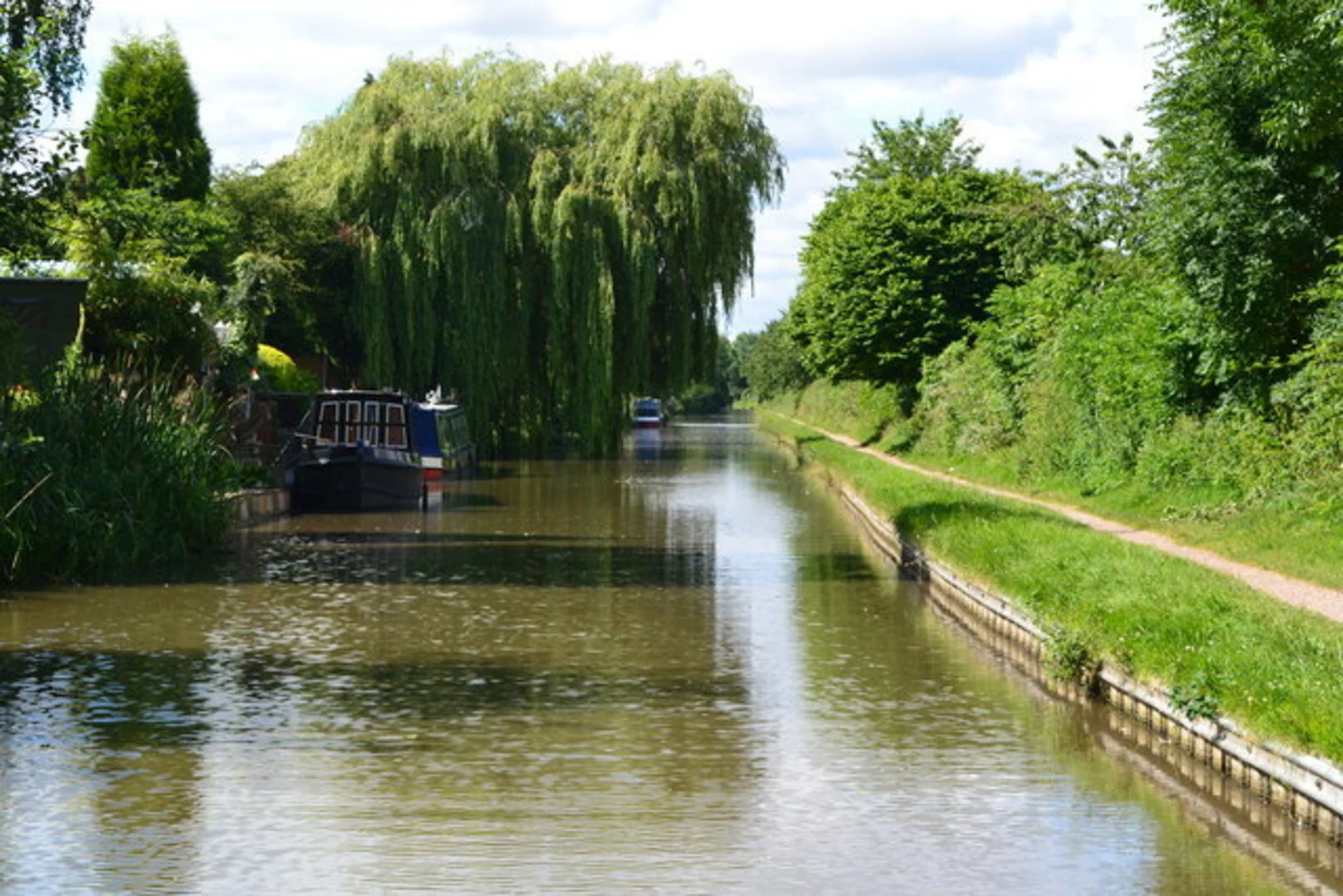 An image depicting the trail Tamworth Canal Walk and its surrounding area.
