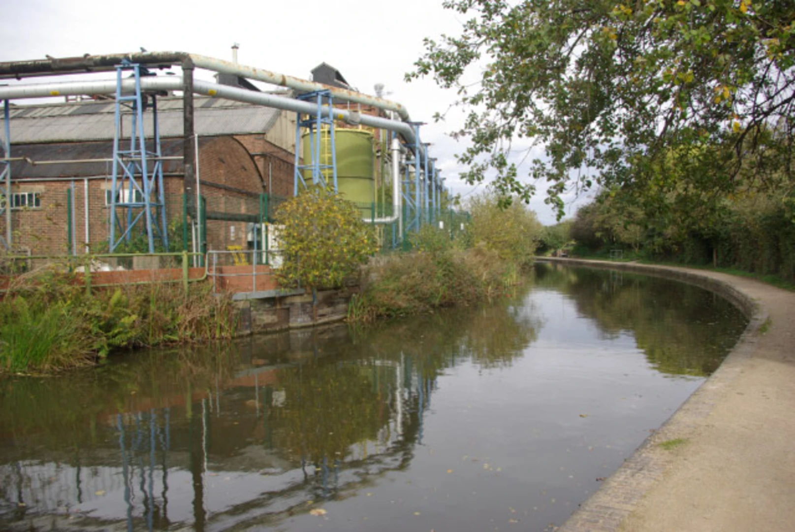 An image depicting the trail Coventry Canal Walk and its surrounding area.