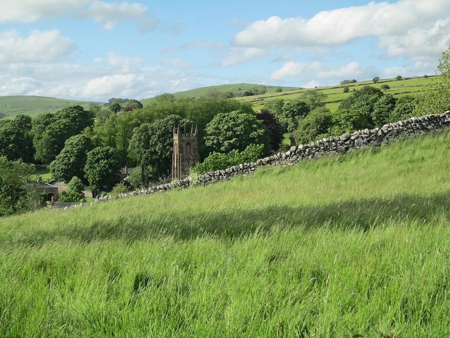 An image depicting the trail Hartington and Crowdecote Loop via Pilsbury Castle and its surrounding area.