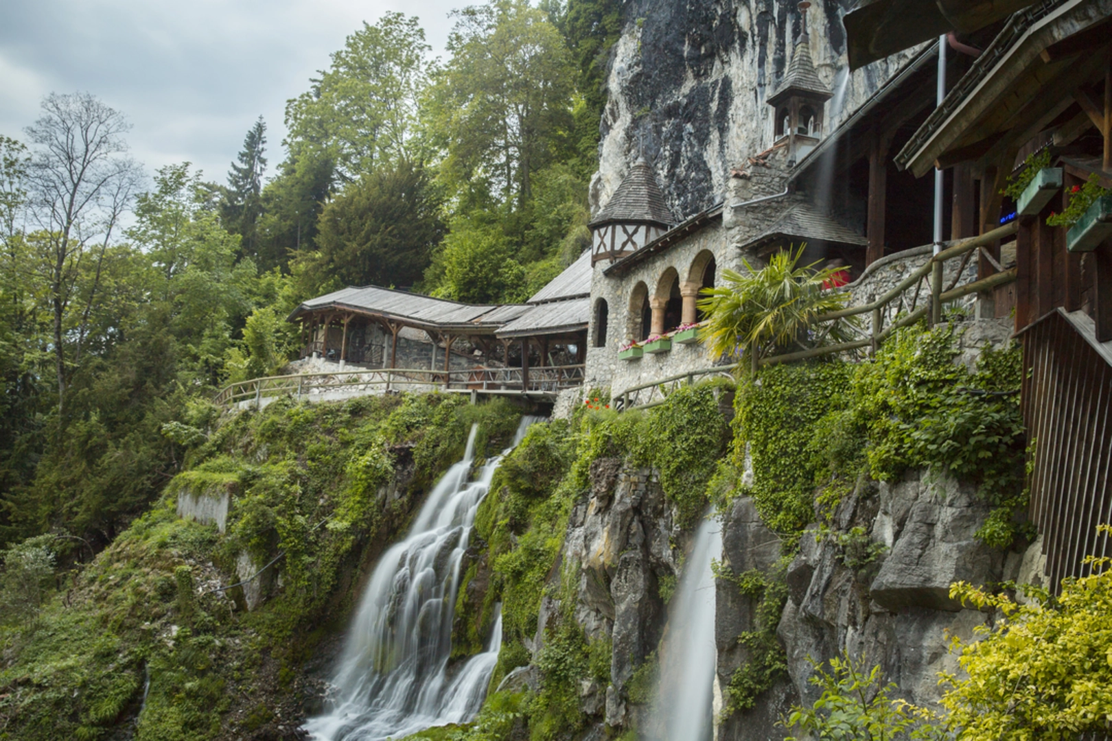 An image depicting the trail Bernese Oberland Trail - Interlaken to Merligen and its surrounding area.