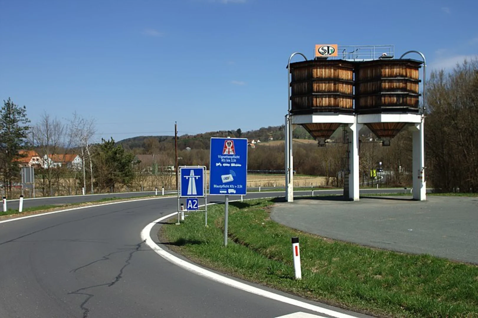 An image depicting the trail Schlaumeierweg and its surrounding area.