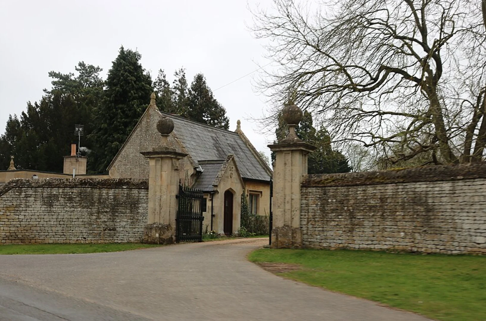 An image depicting the trail The Park and Hills and Holes National Nature Reserve Loop and its surrounding area.
