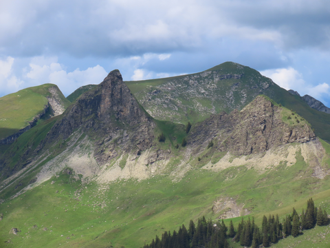 An image depicting the trail Sihlseeli and its surrounding area.