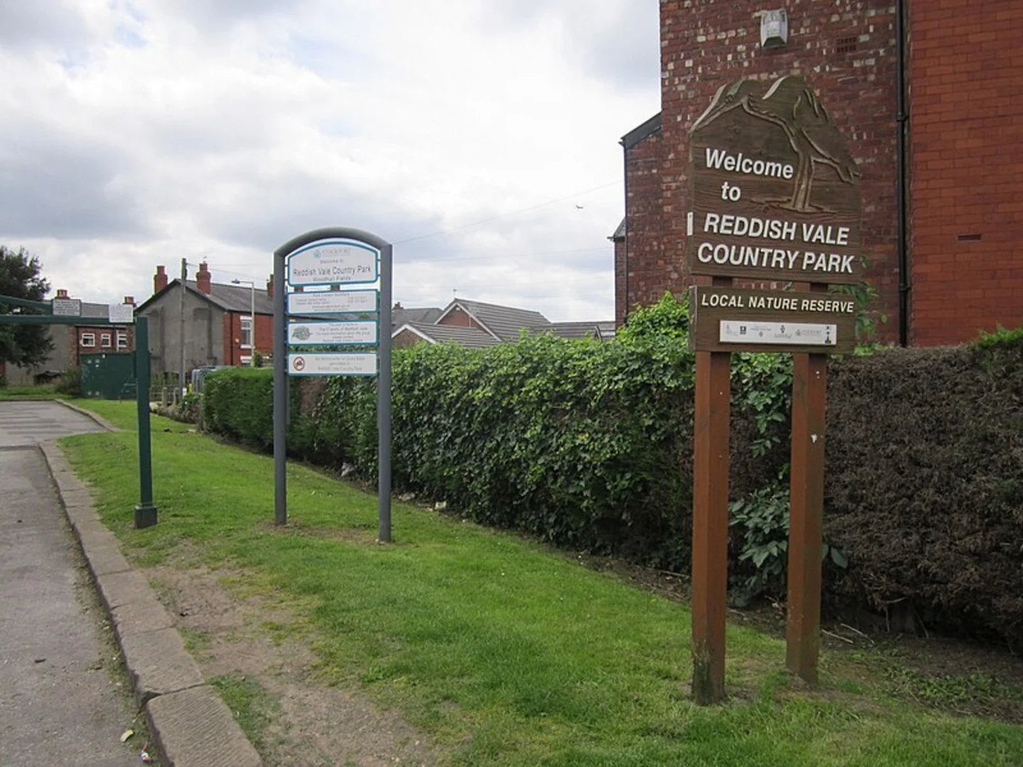 An image depicting the trail Reddish Vale Country Park Loop and its surrounding area.